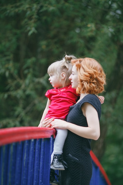 La gente de la hija el día verde la felicidad