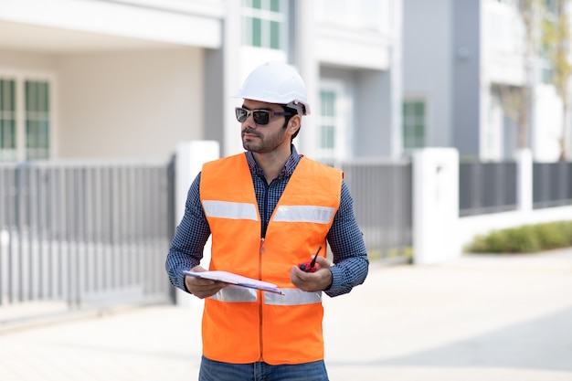 Gente hispana o del Medio Oriente. Retrato de trabajador de la construcción en el sitio de construcción.