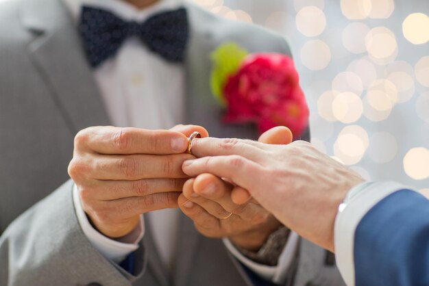 garra irregular fácil de lastimarse Gente, homosexualidad, matrimonio entre personas del mismo sexo y concepto  de amor - cerca de las manos