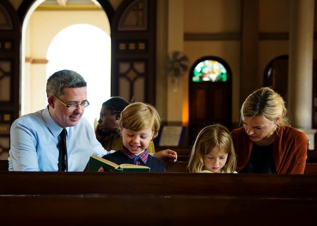 La gente de la iglesia cree la fe religiosa