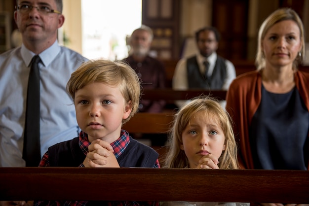 La gente de la iglesia cree la fe religiosa