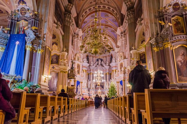 La gente en la iglesia