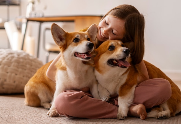 Foto gente en el interior que ama a sus perros