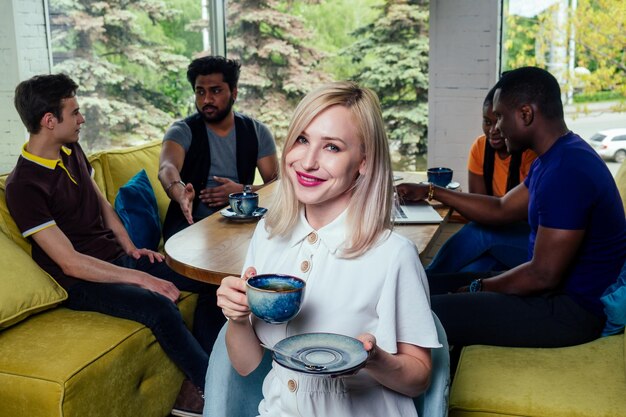 Gente internacional bebiendo té y café en la cafetería