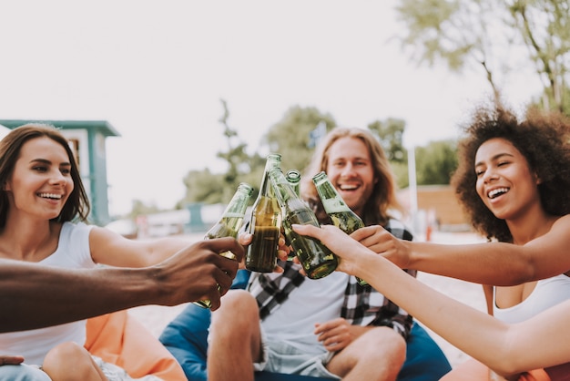 La gente joven anima las botellas de cerveza en Sunny Beach.