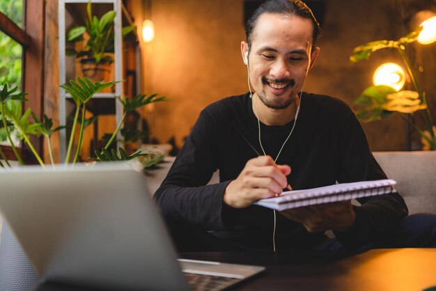 Gente joven que se reúne en línea a través de la tecnología del ciberespacio de videoconferencia, trabajo comercial desde casa por computadora portátil, comunicación remota, llamada virtual al grupo de colegas de trabajo en equipo en la oficina en casa