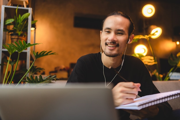 Gente joven que se reúne en línea a través de la tecnología del ciberespacio de videoconferencia, trabajo comercial desde casa por computadora portátil, comunicación remota, llamada virtual al grupo de colegas de trabajo en equipo en la oficina en casa