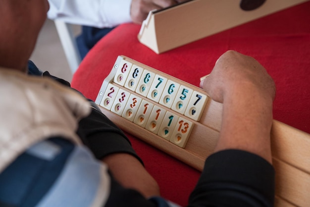 La gente juega al popular juego de mesa de lógica rummikub