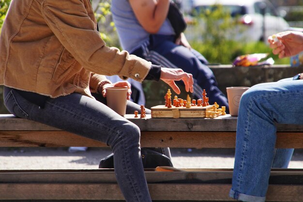 Gente jugando al ajedrez al aire libre