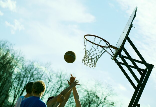 Gente jugando baloncesto al aire libre