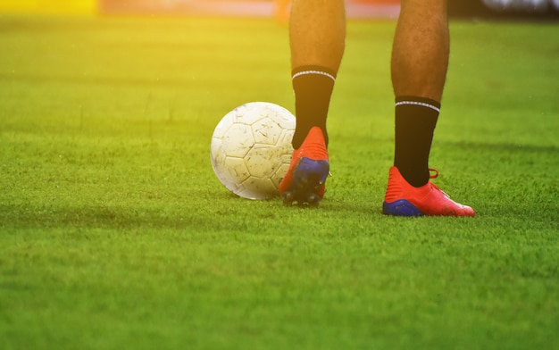 Ejercer estaño considerado La gente está jugando fútbol soccer en el campo de cristal en la mañana |  Foto Premium