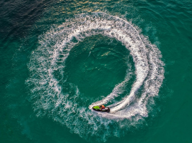 Foto la gente está jugando jet ski en el mar durante las vacaciones