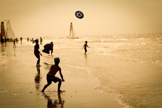 Gente jugando en la playa