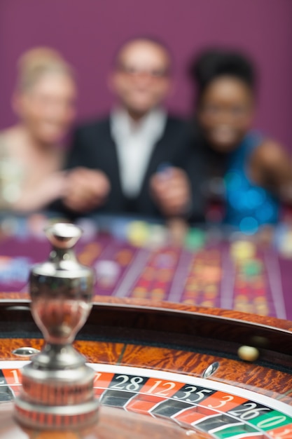 Foto gente jugando a la ruleta