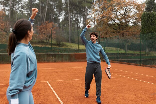 Gente jugando tenis en invierno