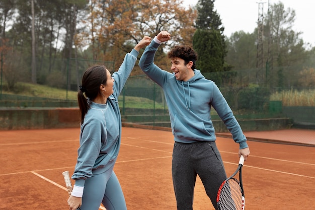 Foto gente jugando tenis en invierno