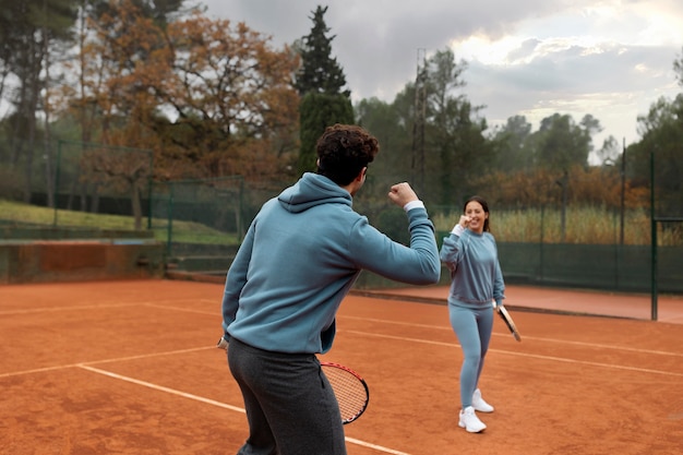 Gente jugando tenis en invierno