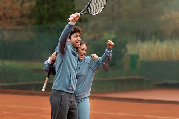 Gente jugando tenis en invierno