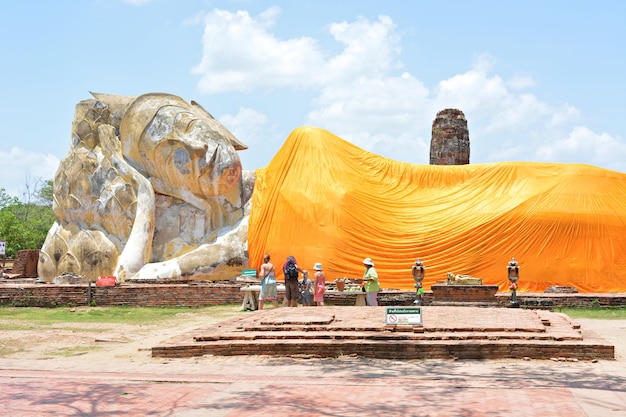 La gente junto a la estatua de Buda reclinada en Wat Phra Ram
