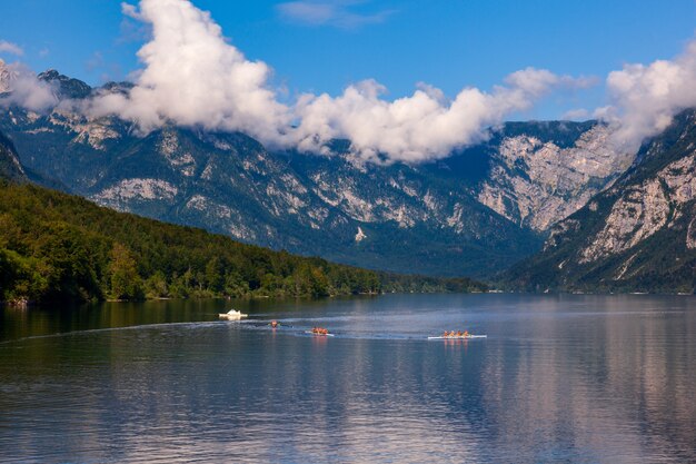 Gente en kayak en el lago Bohinj