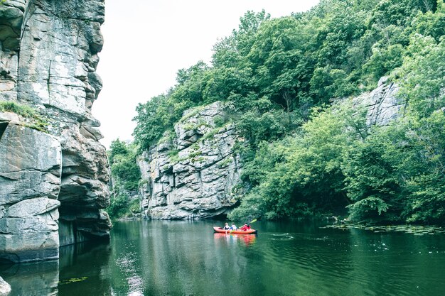 Gente en kayak por el río con el concepto de viaje de senderismo por el cañón