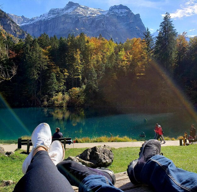 Foto gente por lago contra montaña