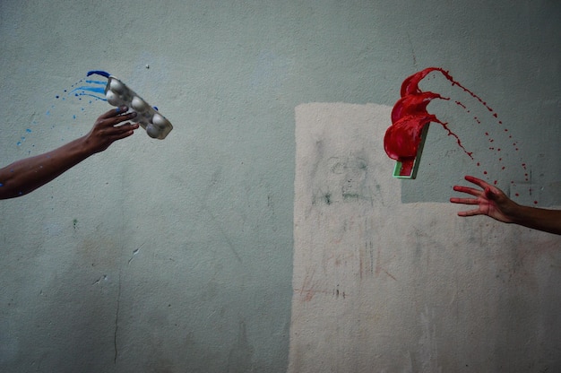 La gente se lanza pintura entre sí.