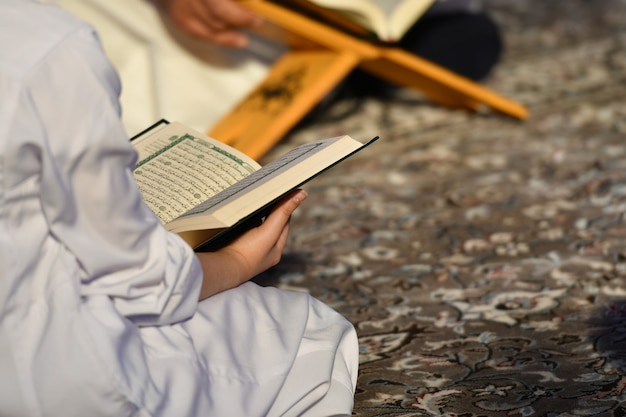 gente leyendo el sagrado Corán