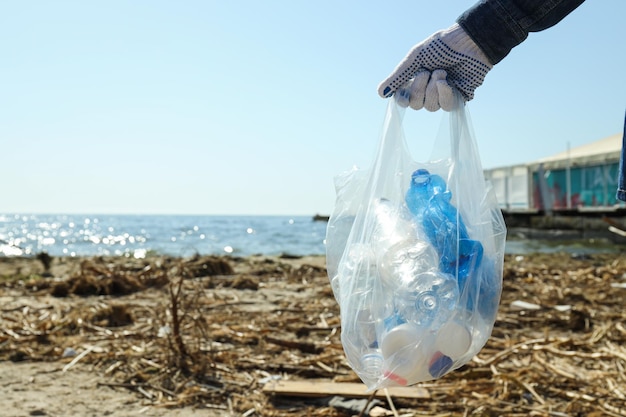 La gente limpia la basura a orillas del río protección del medio ambiente