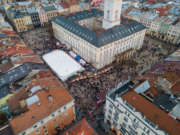 Gente llena de gente en el centro de la ciudad
