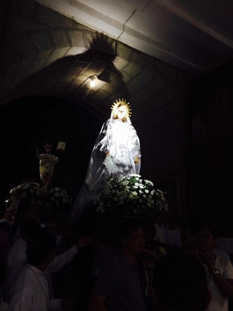 Gente llevando la estatua de la Virgen María en la iglesia