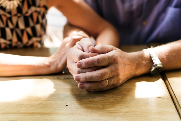 Gente madura romántica tomados de la mano