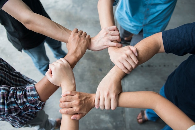 Gente mano diverso multiétnico, concepto de trabajo en equipo