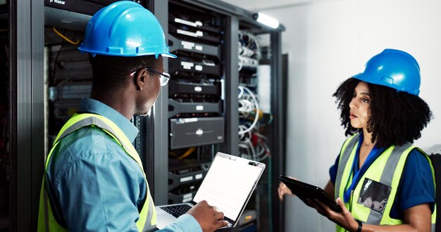 Gente de mantenimiento y portátil en la sala del servidor con técnico de centro de datos y instalación o actualización de firmware Seguridad cibernética de la red y programación juntos trabajo en equipo y en línea para software de TI