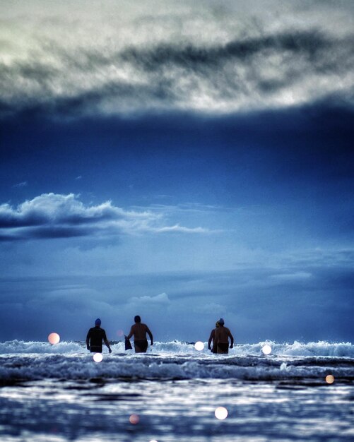 Foto gente en el mar contra el cielo azul