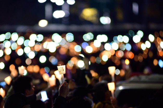 Gente marchando de noche con velas