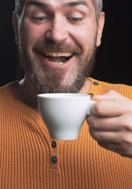 Foto gente medicina estomatología y concepto de atención de la salud cerca de mujer dentista con espejo dental revisando los dientes de pacientes masculinos en la oficina de la clínica dental tecnología herramientas de lámpara ultravioleta