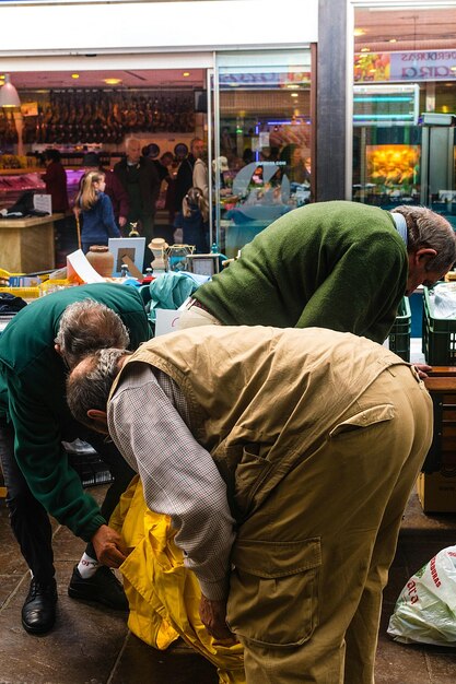 Foto gente en el mercado