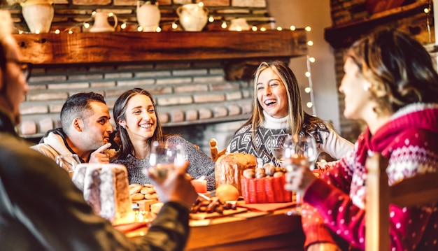 Gente milenar degustando doces de natal em ceia em casa