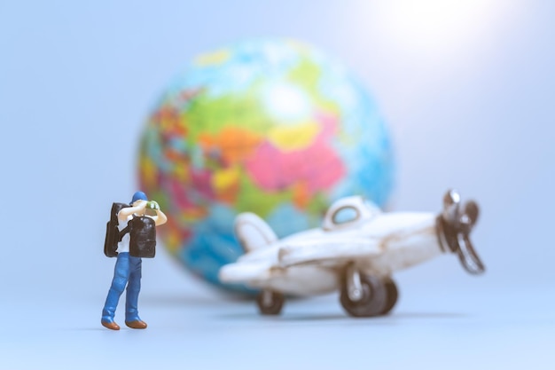 Gente en miniatura con avión y globo