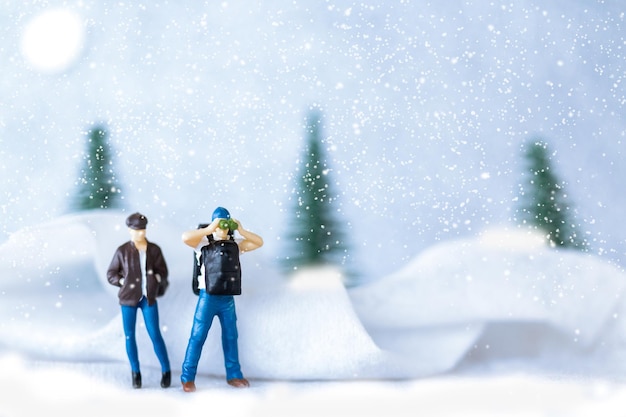 Gente en miniatura Backpacker Travel en invierno