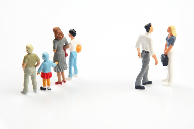 Gente en miniatura. concepto de personas de la familia en las relaciones. el problema de la fidelidad en el matrimonio. criar hijos en relaciones problemáticas en la familia.