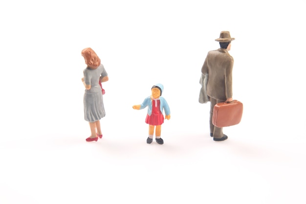 Gente en miniatura. concepto de personas de la familia en las relaciones. el problema de la fidelidad en el matrimonio. criar hijos en relaciones problemáticas en la familia