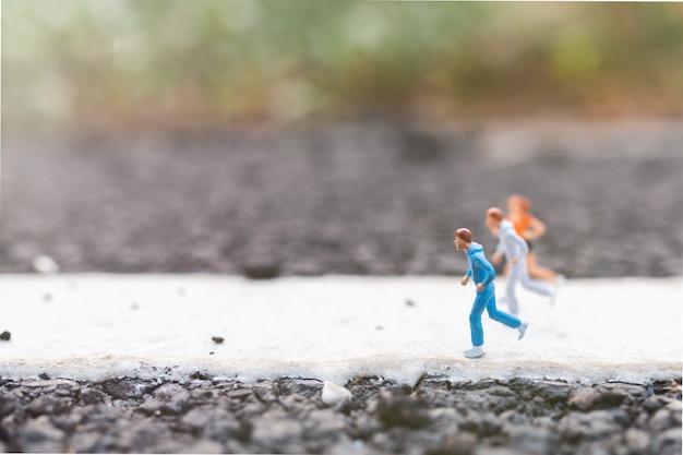 Foto gente miniatura corriendo en la calle