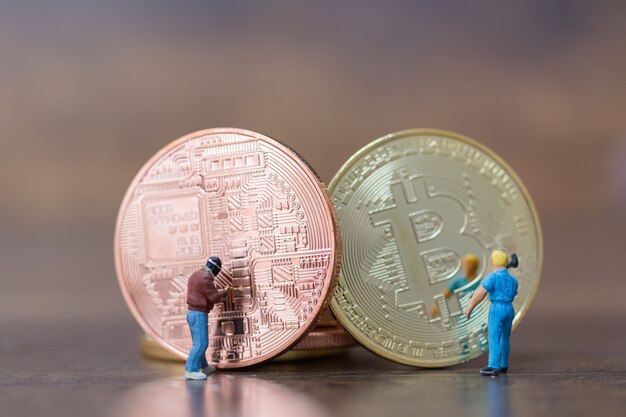 Gente miniatura: Equipo de trabajadores que hace dinero en Bitcoin