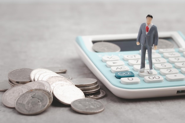 Foto la gente en miniatura están en la calculadora empresario finanzas concepto de negocio