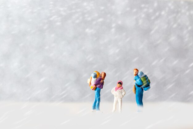 Gente en miniatura Familia feliz Viajar en invierno