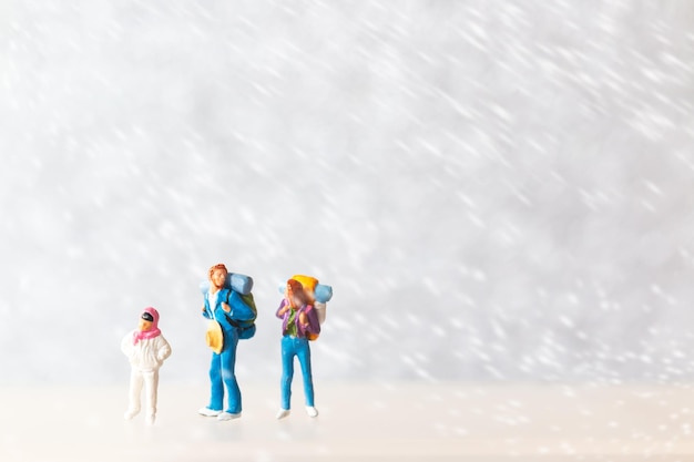 Gente en miniatura Familia feliz Viajar en invierno