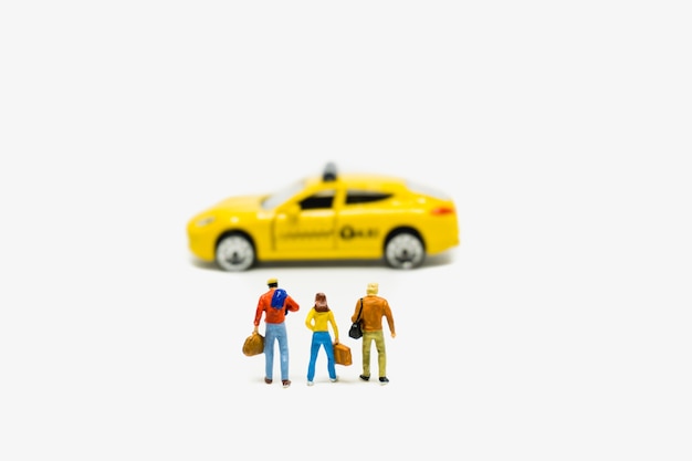 Gente miniatura hombre y mujer esperando taxi aislado sobre fondo blanco