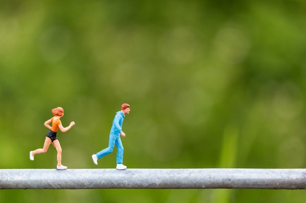 Gente en miniatura: Jóvenes corriendo en un cable.